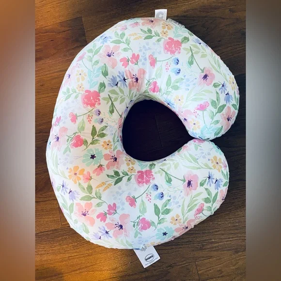 Boppy Floral Nursing Pillow like New - Picture 1 of 3